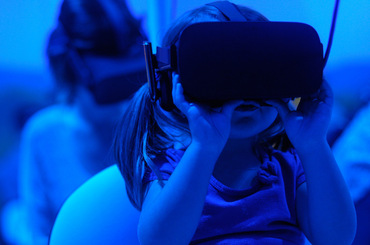 *emploi du futur*  petite fille qui regarde dans un casque de réalité virtuelle