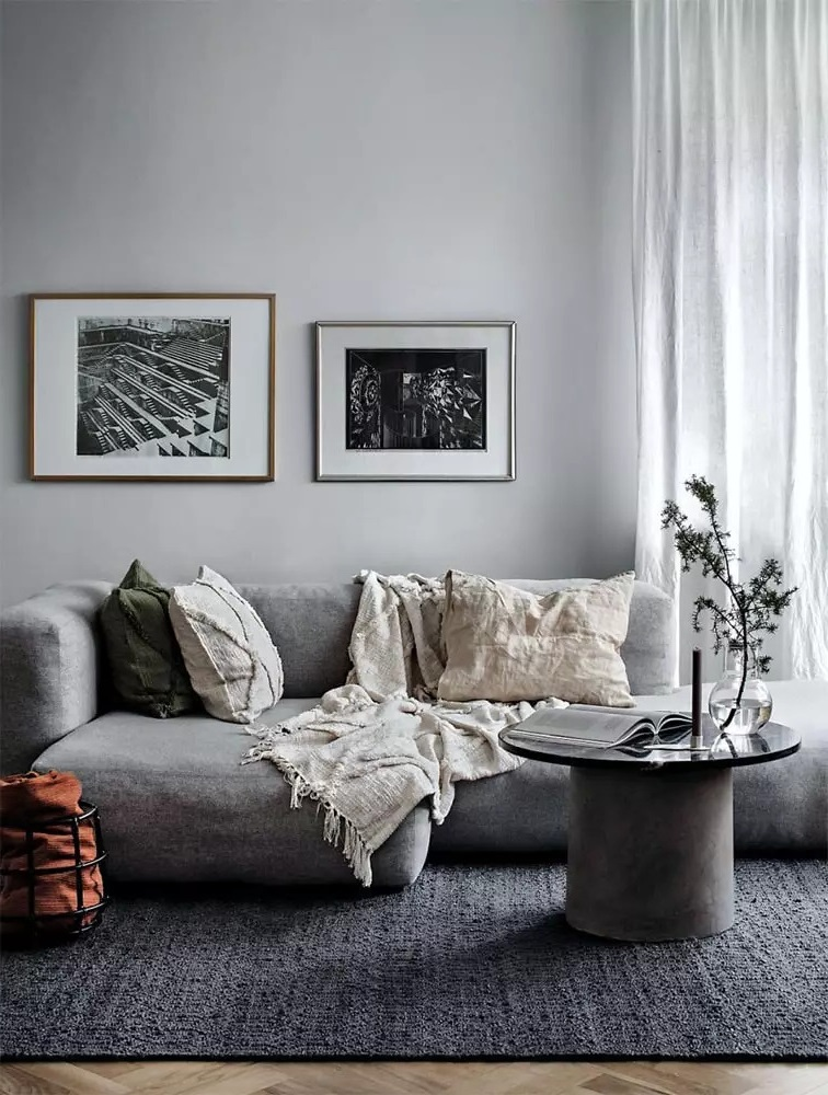 Salon cocooning gris avec plaid, coussins et tapis