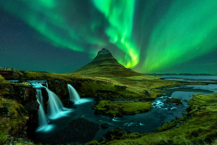 Islande -&nbsp;paysage de montagne de nuit avec des cascades et une aurore boréale verte dans le ciel