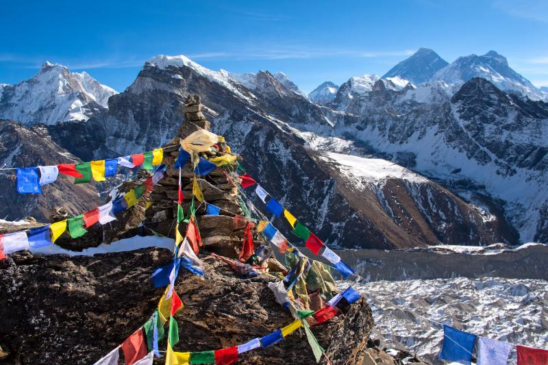 Népal - Montagnes enneigées et drapezux colorés