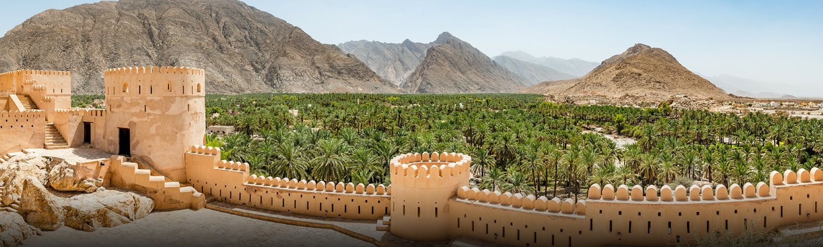 Oman fortification avec de la verdure et des montagnes en arrière plan