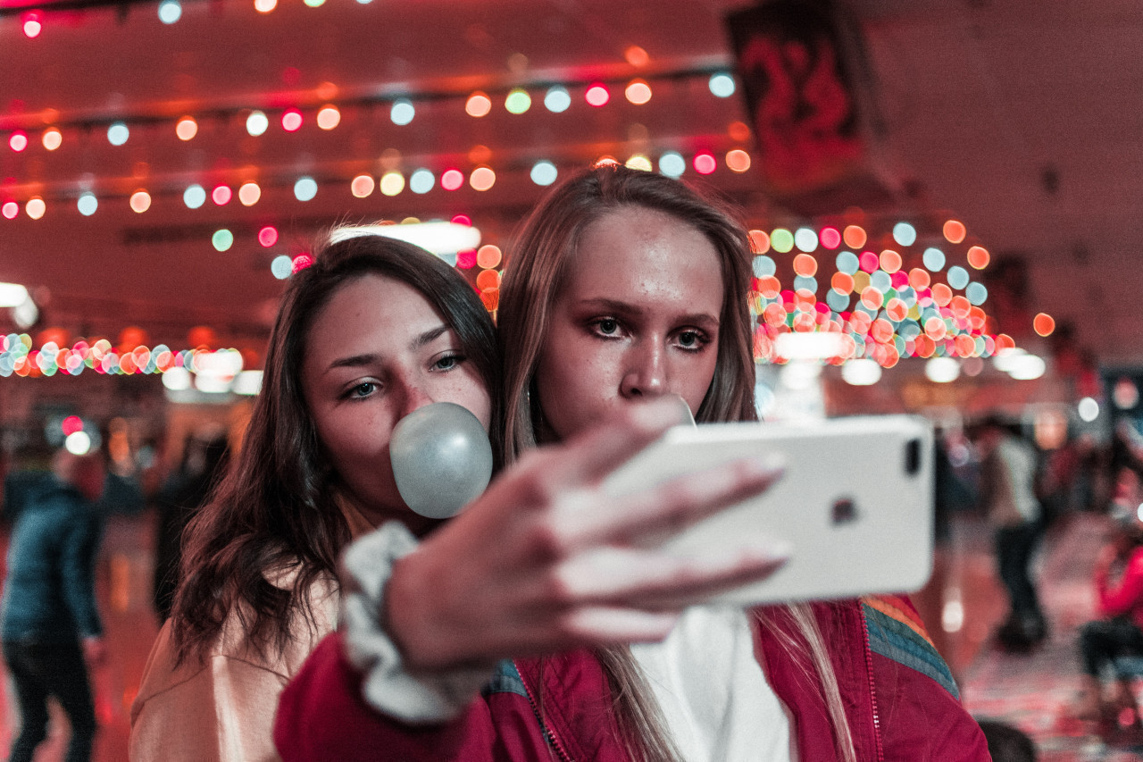 *filtre selfie*  deux filles font un selfie dans une fête foraine